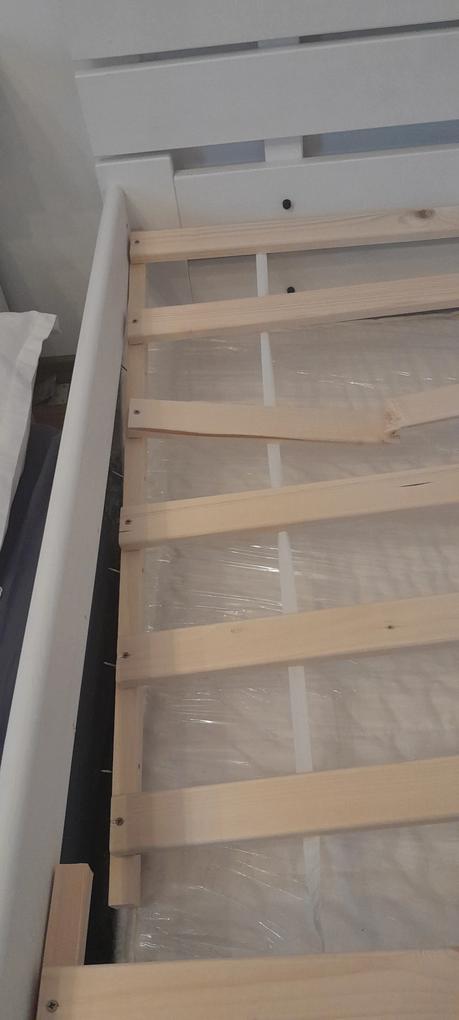 Dezamăgit. Au utilizat cuie la imbinari unde ar fi trebuit sa fie holzsuruburi și adeziv pentru rezistenta. Sipca de la asa zisa somiera s-a rupt după o săptămână, deoarece aproape toate au zone cu noduri.