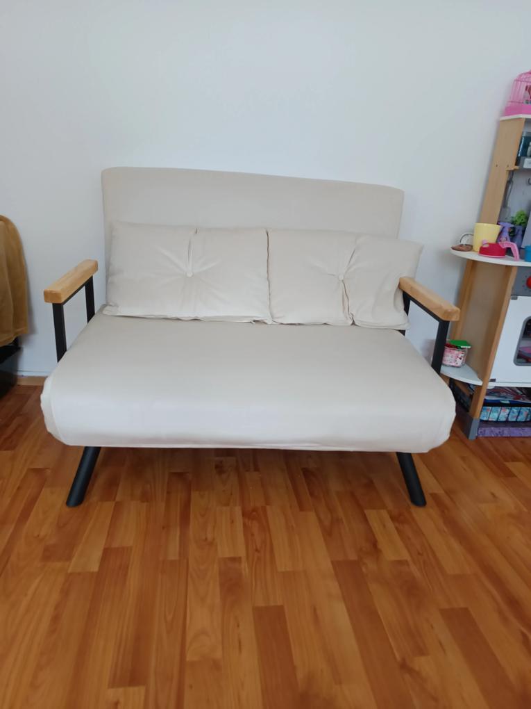 Foarte ușor de montat doar 4 picioare și 2 mânere. 
Iar când am comandat canapeaua nu am realizat că am și 2 perne. 😅