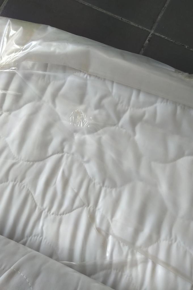 In cea de-a doua fotografie vedeti cum arata mai multe servetele umede cu care am incercat sa sterg, intr-o prima faza, ambalajul de plastic. 