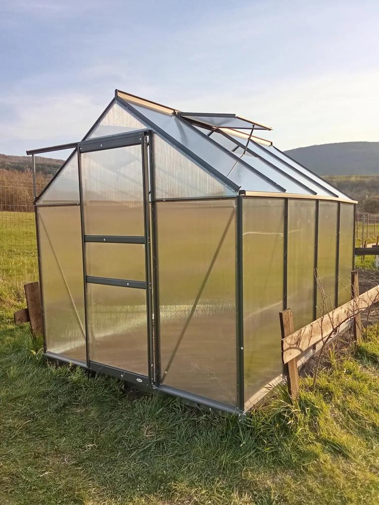 Descrierea ar trebui să prezinte mai detaliat modul de realizare a desenului. La unele elemente trebuie să ghicești cum se potrivesc între ele, astfel încât montajul nu durează două ore, dar poate fi finalizat într-o zi cu ajutor.
Merită, ba chiar este recomandat să fixați marginile căsuței, deoarece într-o zonă cu vânt puternic nu poate rezista și se poate prăbuși. Din proprie experiență, îmi bazez opinia pe fapte. În același timp, materialul este foarte bun: după ce vântul a ridicat-o și a aruncat-o din loc, elementele nu s-au deteriorat, iar panourile nu s-au spart.
Per total, suntem mulțumiți. Asamblarea este o adevărată plăcere. Un fel de Lego pentru adulți 🙂