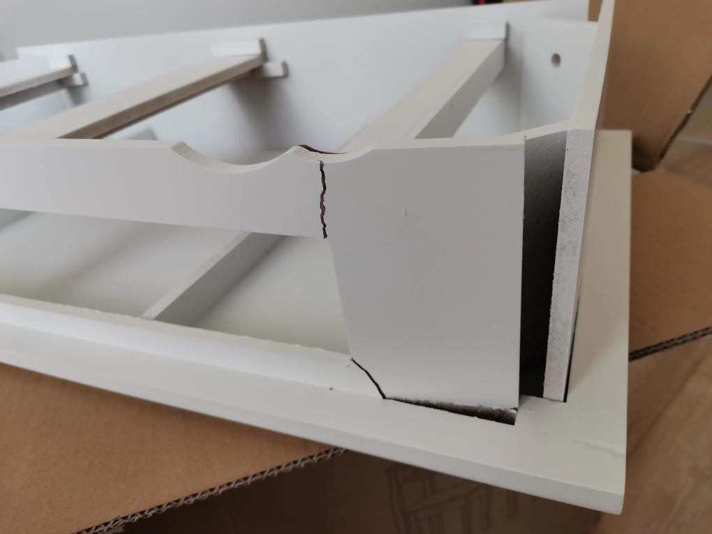 Masa este ruptă intr-un colț si o face imposibil de montat. Calitatea materialelor folosite foarte slabă. Pagina nu are numar de telefon afișat iar pe adresa de mail nu raspunde nimeni. As vrea sa fac retur si nu am posibilitatea. Nu recomand! 