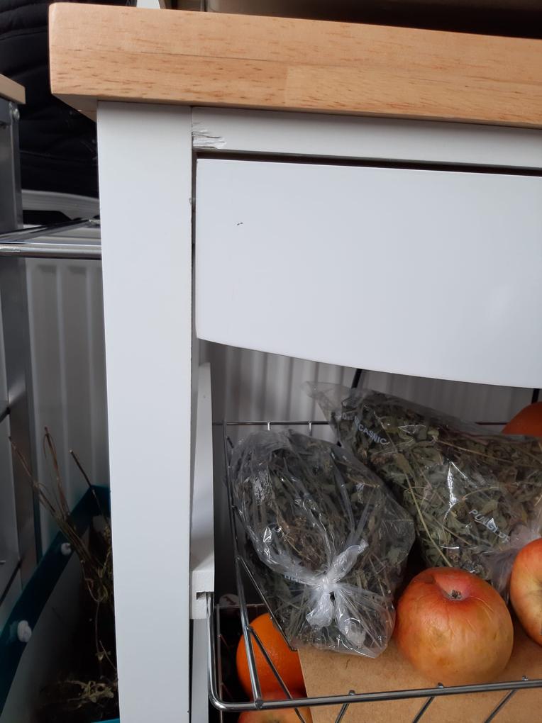 Mi s-a oferit o reducere de 10% acordata preferential insa produsul avea bucati rupte de lemn in partea vizibila din fata iar suruburile nu s-au potrivit perfect in gauri.