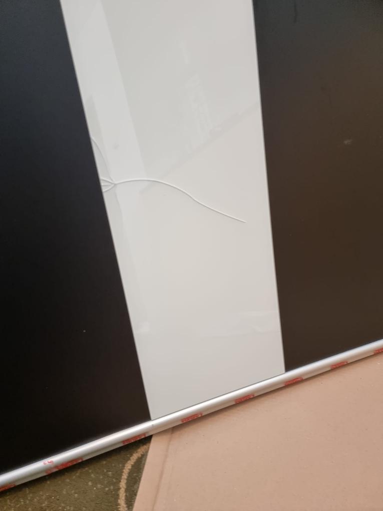 Dezamăgitor! Sticla de pe usa dulapului a ajuns spartă. De 3 zile încerc sa dau de ei. Curierul mă sună la ca ajunge la mine cu livrarea la ora 21:30….la 21:30 se livrează pachete?!?! O numerotare simpla a elementelor din pachet, ar face mult mai ușoară asamblarea…
