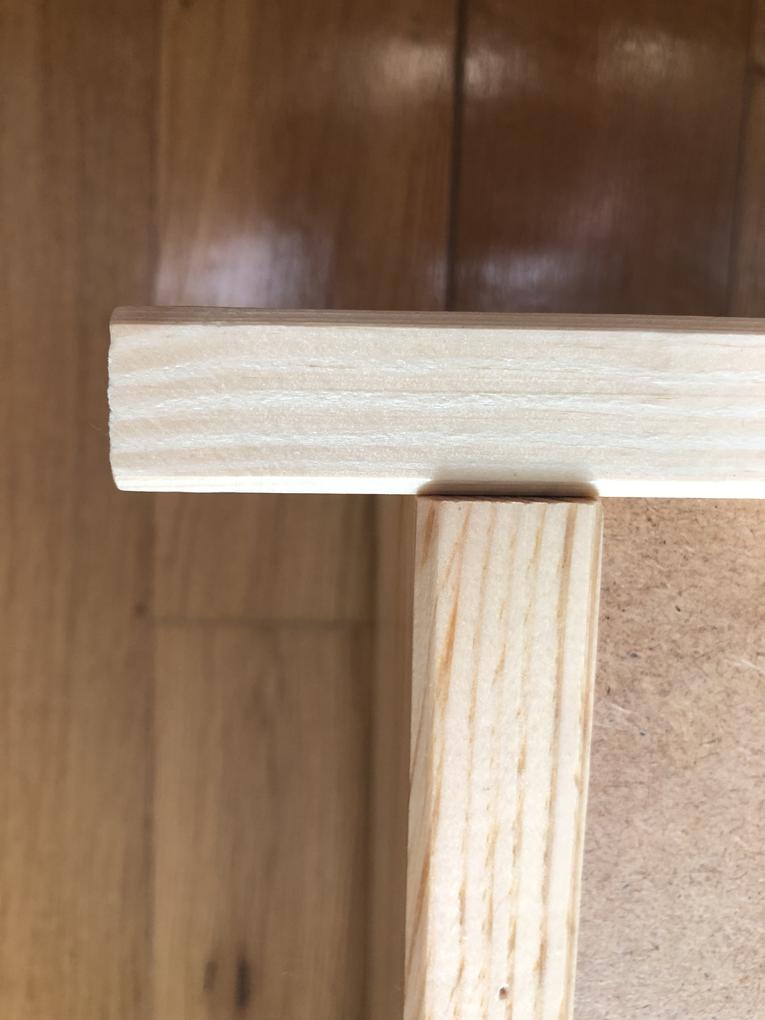 Reclama mincinoasa! Mobilier facut din deseuri pe post de mobilier din lemn masiv.