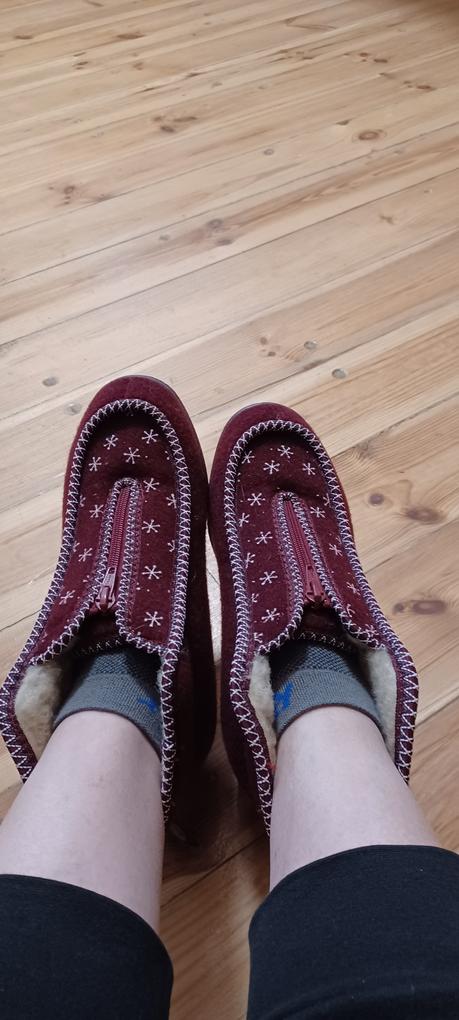 Călduroase și ușoare de când le-am primit le port zilnic. 