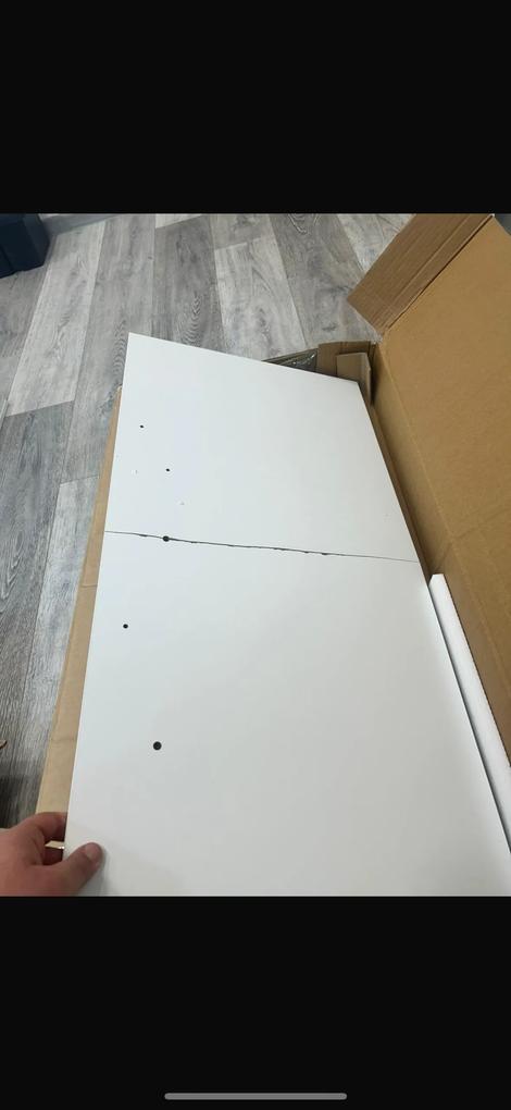 Am primit masa de machiaj, însă placa principală pe care stă oglinda a venit crăpată. Am anunțat compania imediat după livrare, dar de aproximativ o lună tot mi se spune că îmi vor trimite o placă nouă. Din păcate, până acum nu s-a rezolvat nimic și simt că sunt doar amânată cu promisiuni.

Experiența a fost foarte dezamăgitoare și din cauza lipsei de soluționare din partea companiei nu pot avea încredere că problema va fi rezolvată.

Per total, nu recomand.