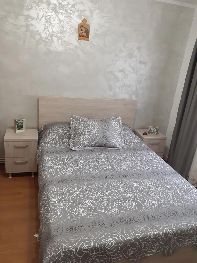 Recomand setul! Este foarte frumos, culorile exact ca în foto de prezentare, se așează super pe pat, nu aluneca, fiind din bumbac. 
