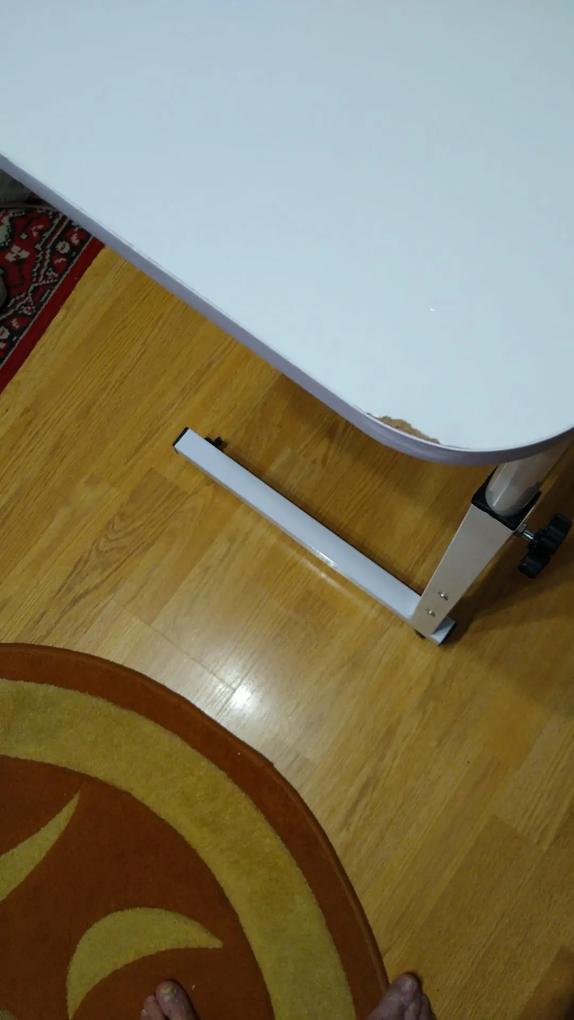 Masa a venit cu un defect la una din colt!