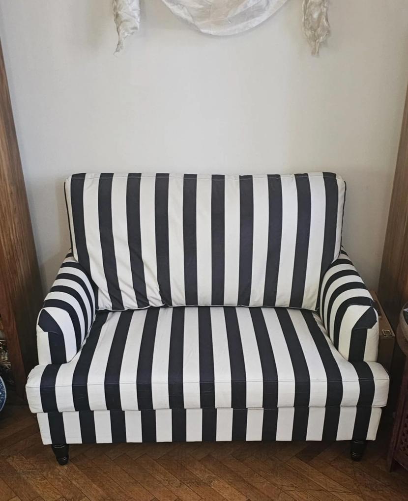 Dupa ce am comandat, am gasit multe reviewuri in care cumparatorii isi exprimau nemultumirea legata de asamblarea produsului. Intr-adevar, este dificil de asamblat, a trebuit sa apelez la un specialist in domeniu dupa ce reusisem, cu chiu cu vai, sa asamblam jumatate din canapea.Dificultatea vine din faptul ca suruburile nu intra in gauri -nici macar pentru 3-4 rotiri-cum scrie in instructiuni- pentru ca acestea nu sunt aliniate!!! A fost nevoie de bormasina si alte unelte pentru a fi asamblata final. Abia acum dupa 3 zile-asa cum este recomandat-am asezat pernele, prin urmare este prea devreme sa ma refer si la rezistenta canapelei.