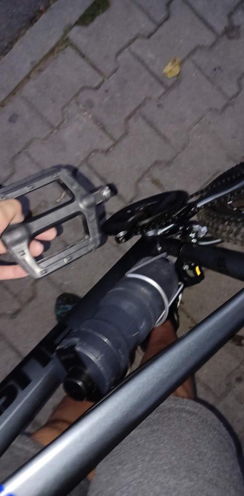 Proasta calitate, a doua zi o pedala s-a stricat, rotile nu sunt echilibrate. Accesoriile (franele, schimbatorul de viteze, telescopul, furca sunt fabricatii no name) Produsul este unul  slab, nu recomand nimanui! Am vrut sa returnam bicicleta, fiind aduse din Ungaria am renuntat.
