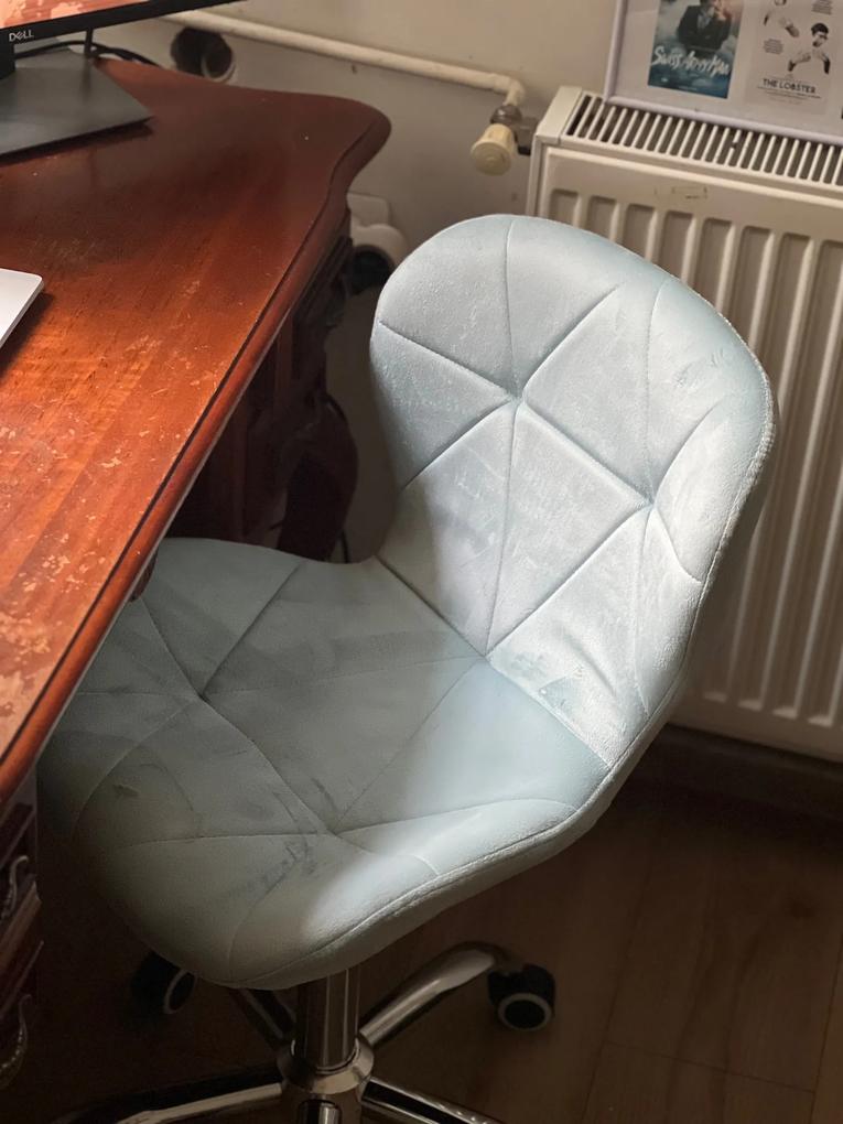 Scaunul este superb si confortabil, iar materialul are o textura foarte placuta si de calitate. A fost usor de asamblat, chiar si fara instructiuni. Serviciul clienti a fost si el fara cusur :)