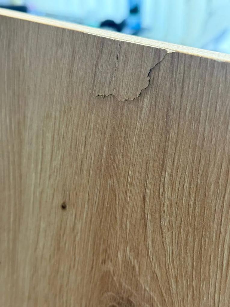 Patul a sosit crăpat. Salteaua trimisă nu era cea pe care o comandaserăm, ci una mult mai ieftină. Nu au răspuns la reclamație.