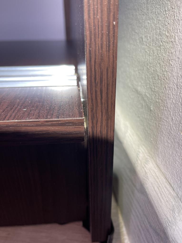 1-Piesele de dulap au diferente de 2mm sau 3mm din taiere din fabrica .Placile 2 care sint spatele au fost taiate mult mai mici decit latimea dulapului plus ca mu erau taiate la 90’iar pe placa din mijloc unde ele se imbina nu mai ai loc de surub sau cui(cum da fabricantu) cui!!!!Hahaha La latime de 1.20cm tu fabricantul dai cuie.Am atasat doua sipci de lemn in interior in dulap sa am unde sa prind spatele.Deci intrun cuvint dulapul este dezastru fabricat si a trebuit modificat de mine in multe locuri.Mentionez ca am montat sute de dulapuri inUK si Ro si comode si marfa de Ikea,dar marfa poloneza lasa de dorit.Graba si comoditatea ma facut sa nu l returnez.Plus ca deja era 70%asamblat.