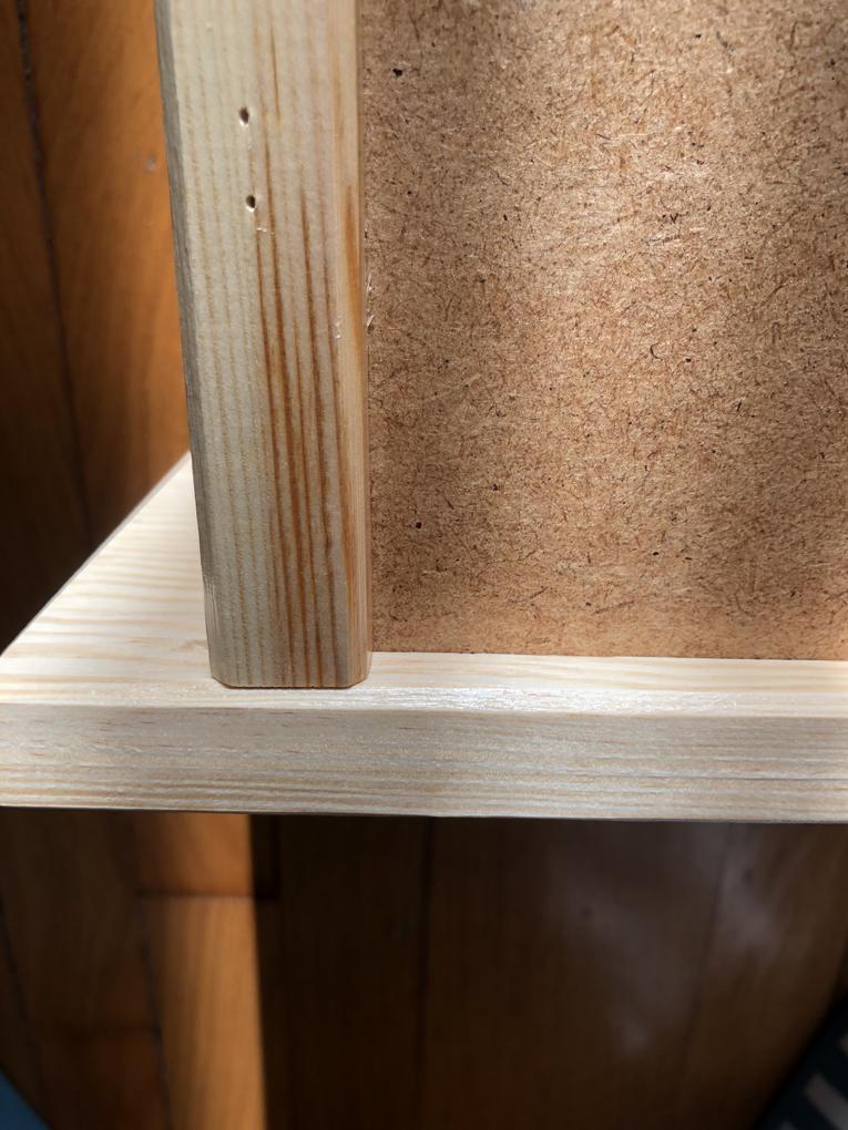 Reclama mincinoasa! Mobilier facut din deseuri pe post de mobilier din lemn masiv.
