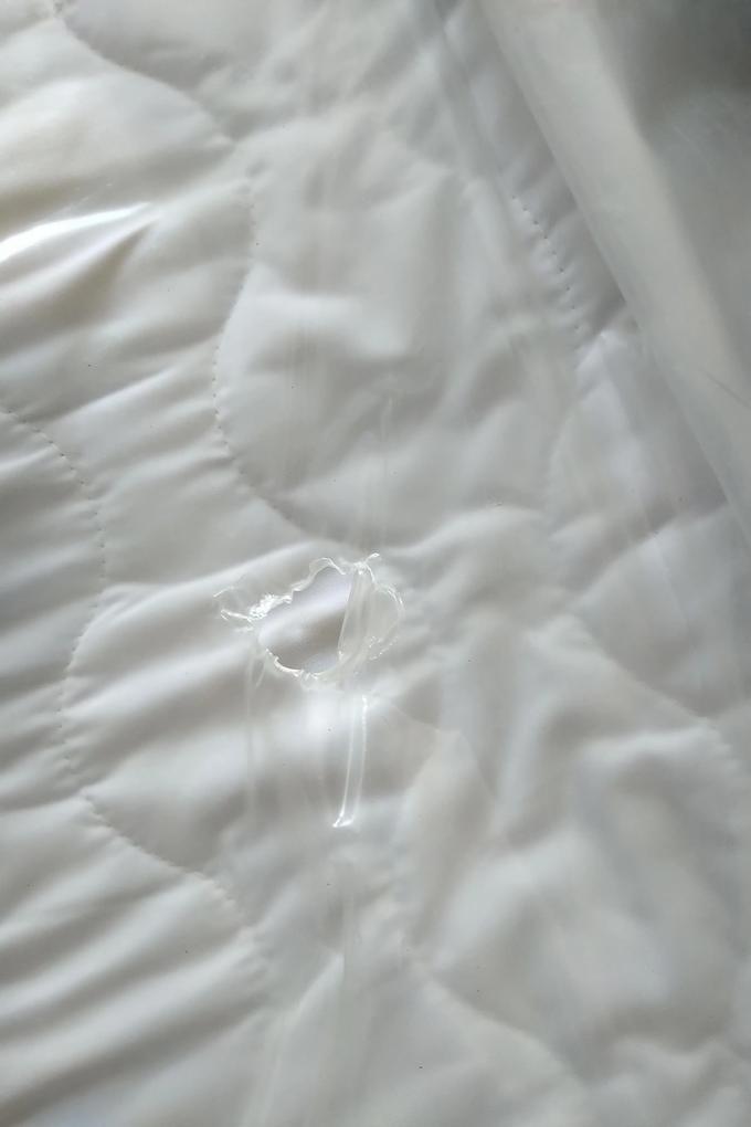 In cea de-a doua fotografie vedeti cum arata mai multe servetele umede cu care am incercat sa sterg, intr-o prima faza, ambalajul de plastic. 