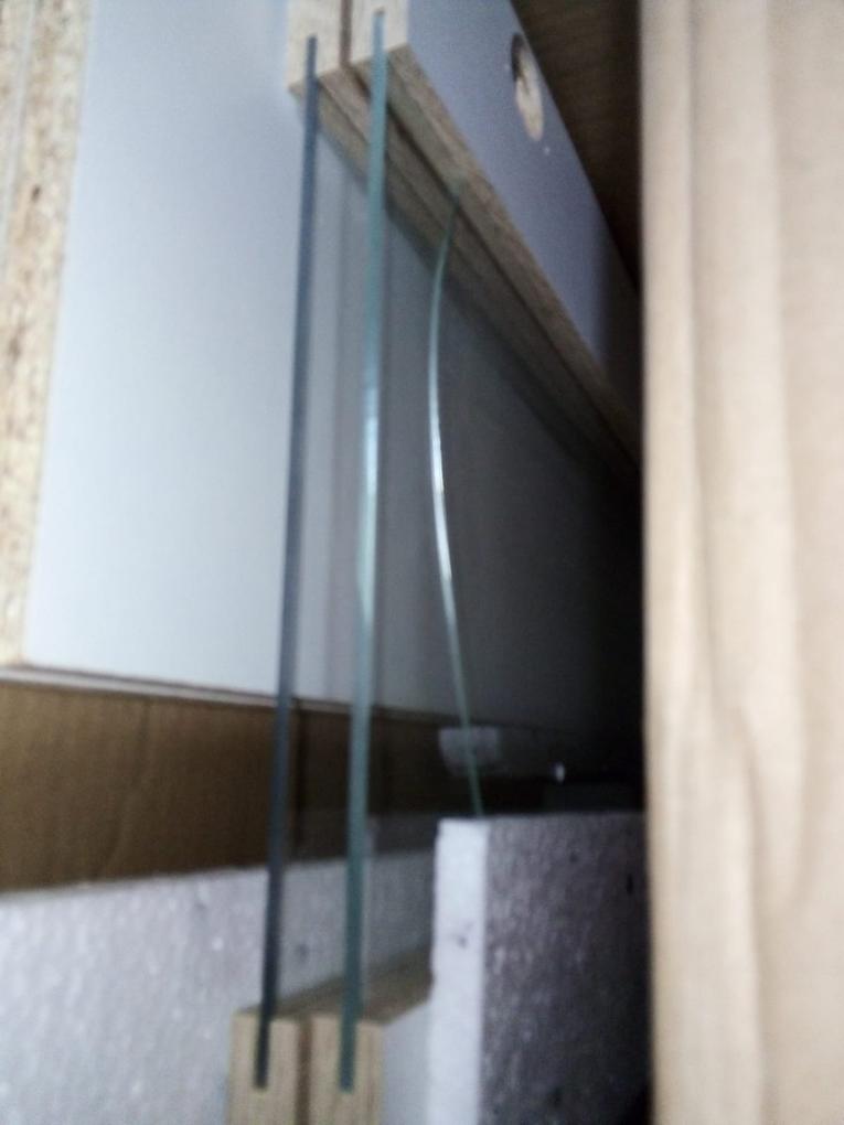 Una dintre uși a venit cu geamul spart. Sper să remediez problema cu Supermobel.